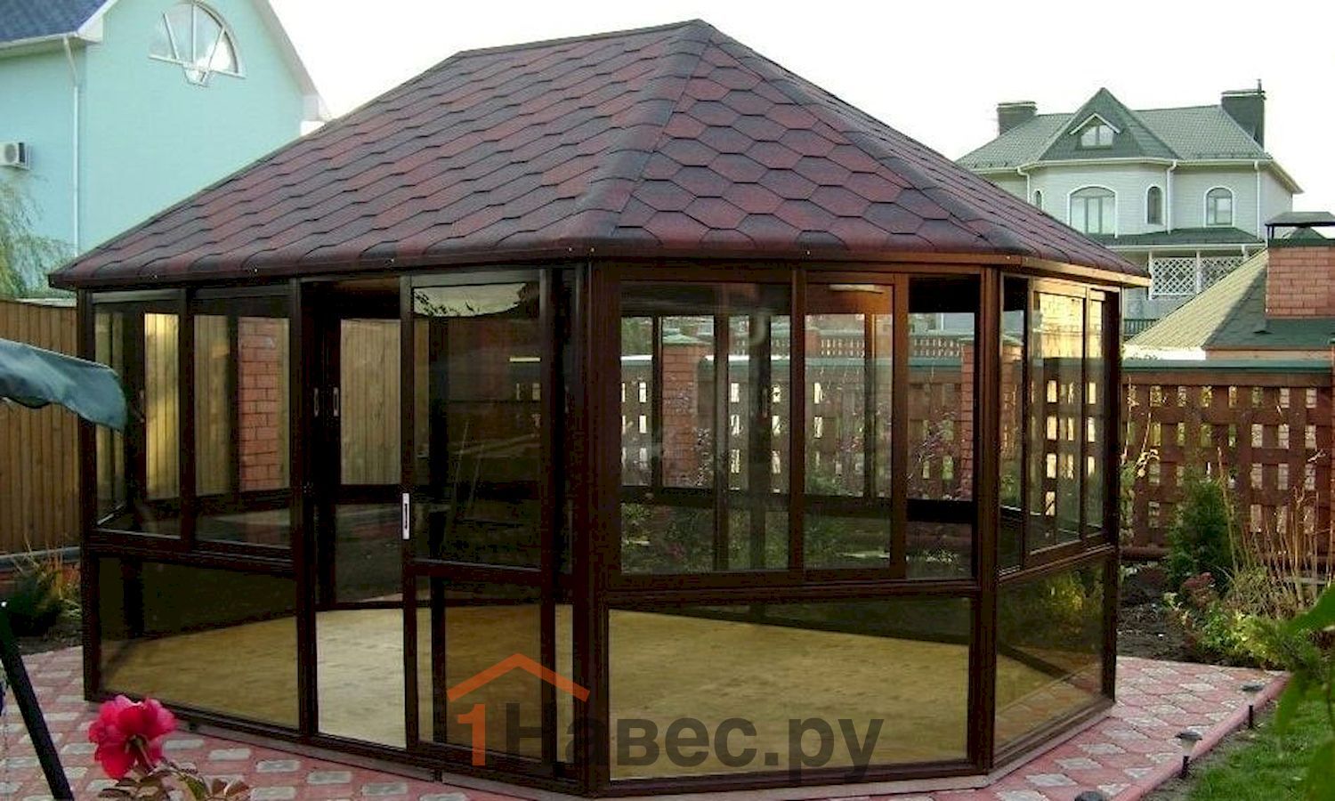 Беседка из металлочерепицы закрытого типа